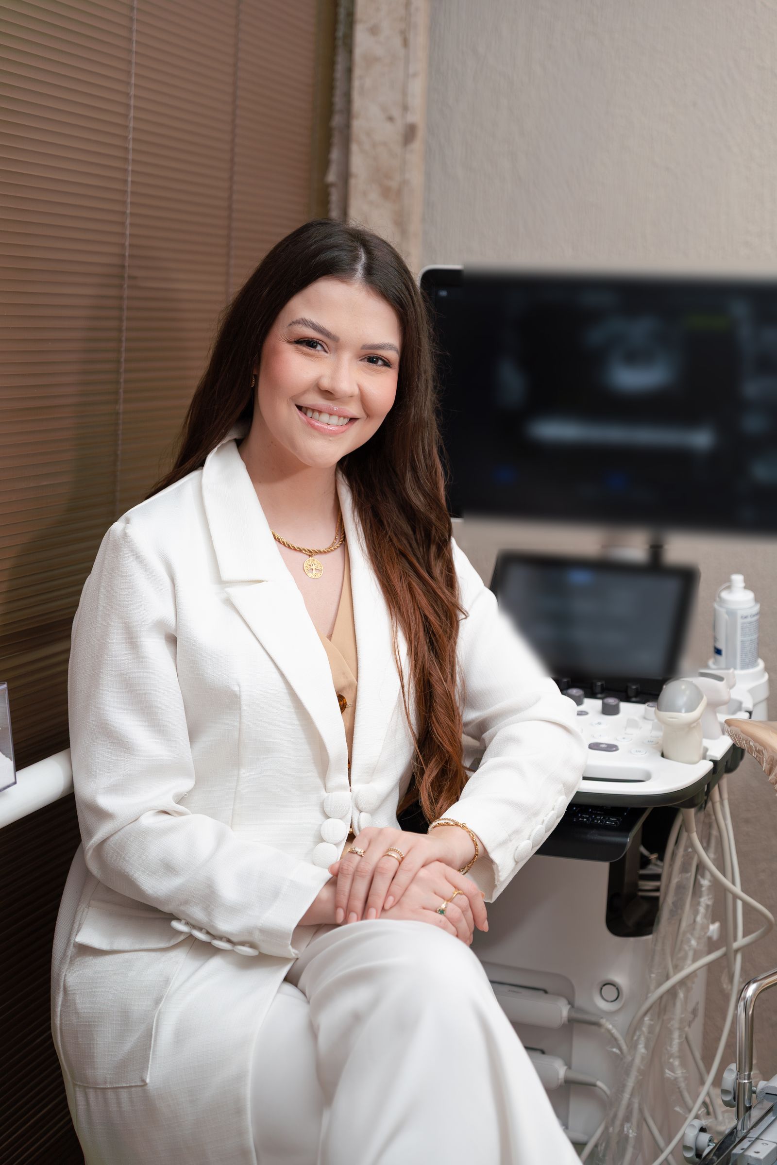 Dra. Caroline durante avaliação com ultrassom